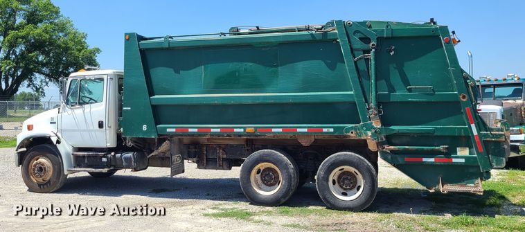 image for item MO9882 2002 Freightliner FL80  refuse truck