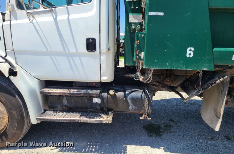 image for item MO9882 2002 Freightliner FL80  refuse truck