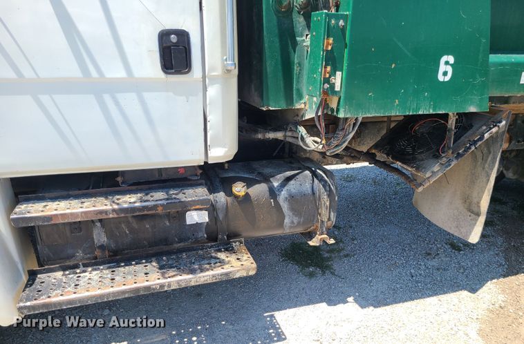 image for item MO9882 2002 Freightliner FL80  refuse truck