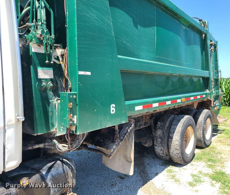 image for item MO9882 2002 Freightliner FL80  refuse truck