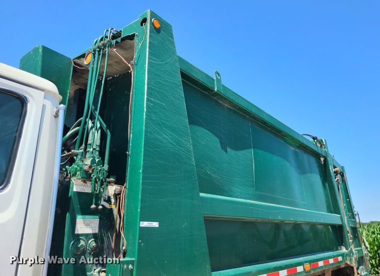 image for item MO9882 2002 Freightliner FL80  refuse truck