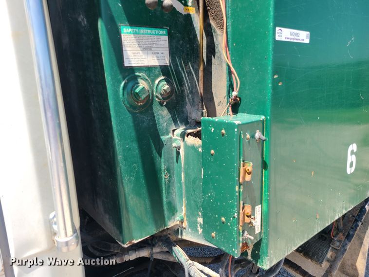 image for item MO9882 2002 Freightliner FL80  refuse truck