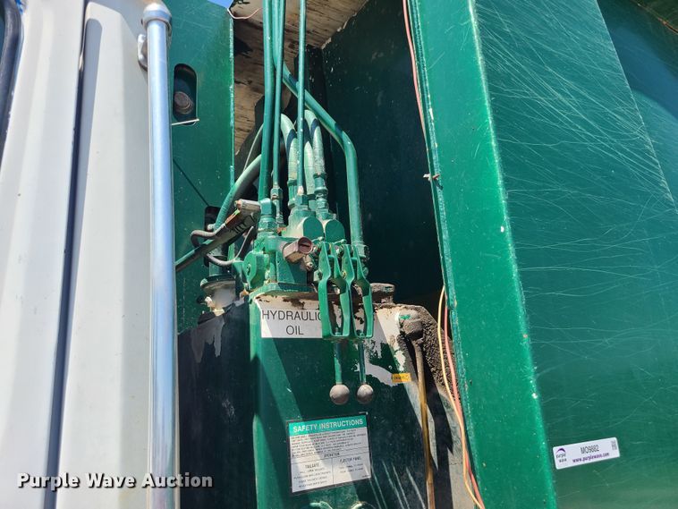 image for item MO9882 2002 Freightliner FL80  refuse truck