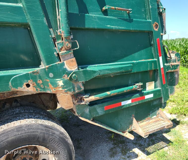 image for item MO9882 2002 Freightliner FL80  refuse truck