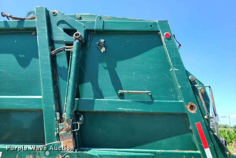 image for item MO9882 2002 Freightliner FL80  refuse truck