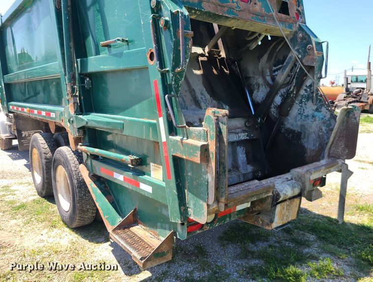 image for item MO9882 2002 Freightliner FL80  refuse truck