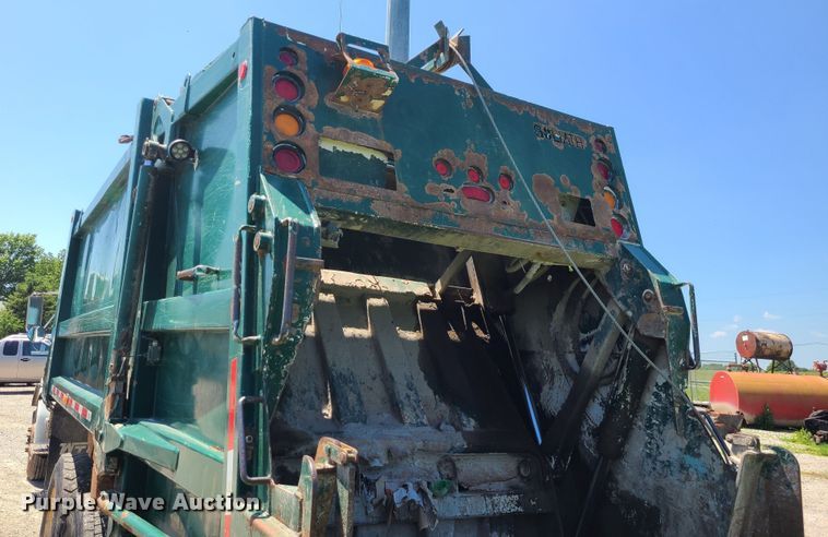 image for item MO9882 2002 Freightliner FL80  refuse truck