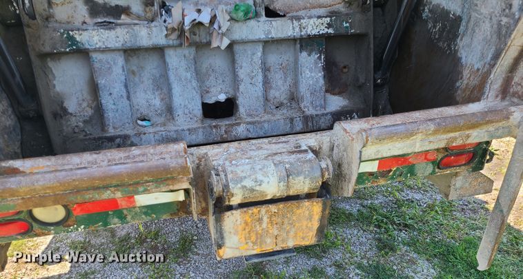 image for item MO9882 2002 Freightliner FL80  refuse truck