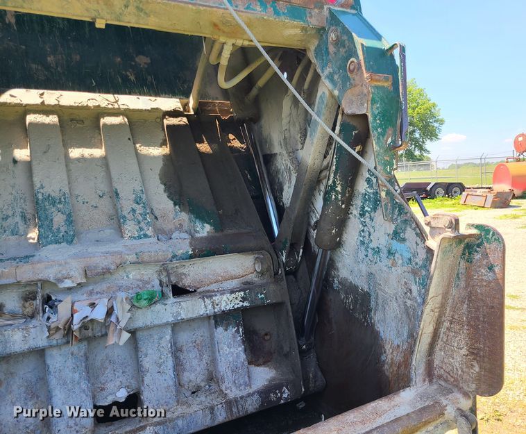 image for item MO9882 2002 Freightliner FL80  refuse truck