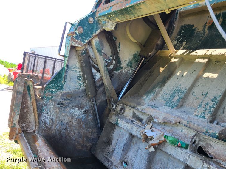 image for item MO9882 2002 Freightliner FL80  refuse truck