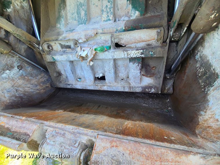 image for item MO9882 2002 Freightliner FL80  refuse truck