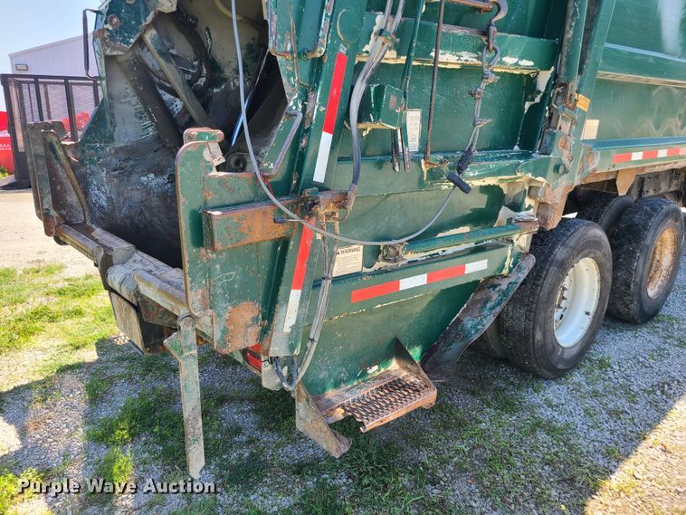 image for item MO9882 2002 Freightliner FL80  refuse truck