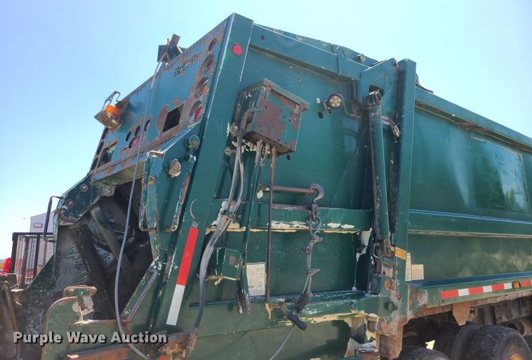 image for item MO9882 2002 Freightliner FL80  refuse truck