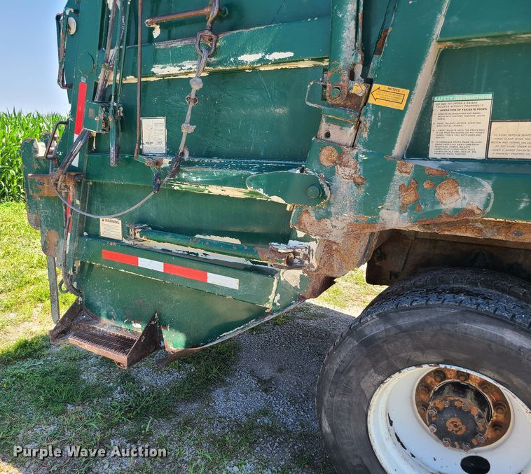 image for item MO9882 2002 Freightliner FL80  refuse truck