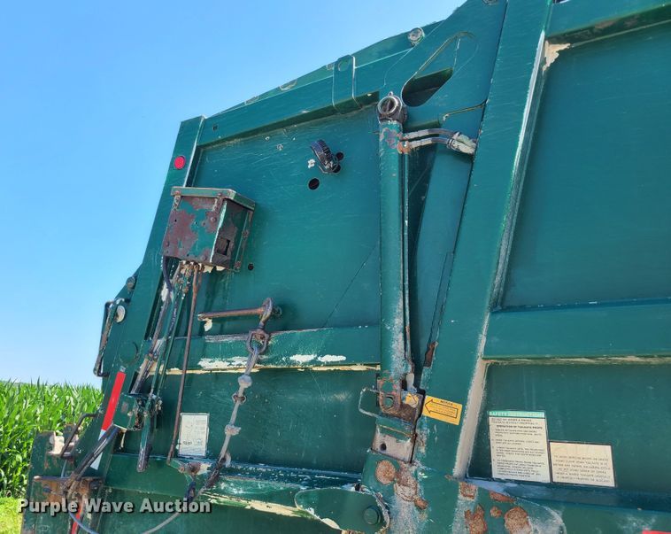 image for item MO9882 2002 Freightliner FL80  refuse truck