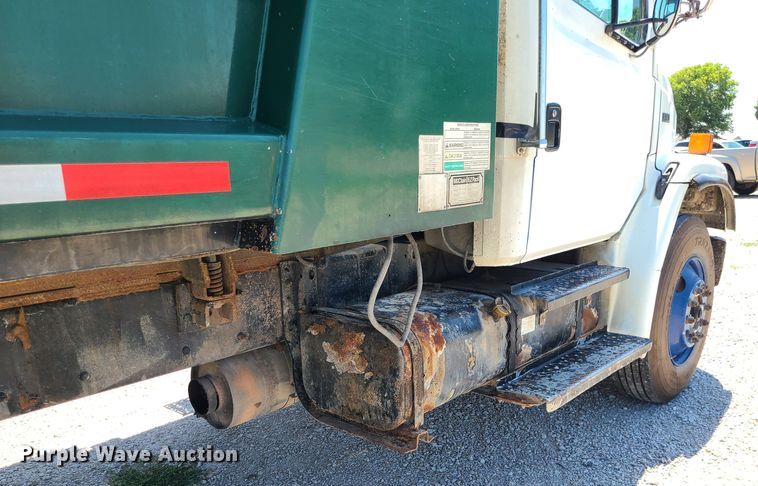 image for item MO9882 2002 Freightliner FL80  refuse truck