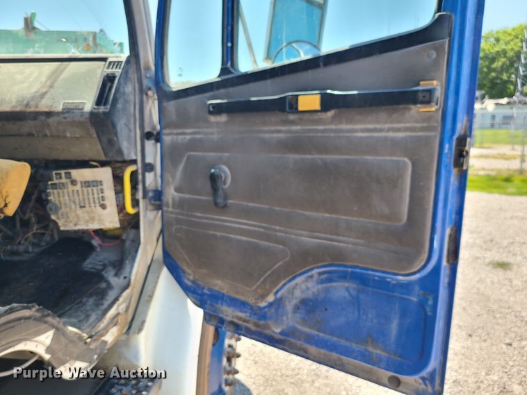 image for item MO9882 2002 Freightliner FL80  refuse truck