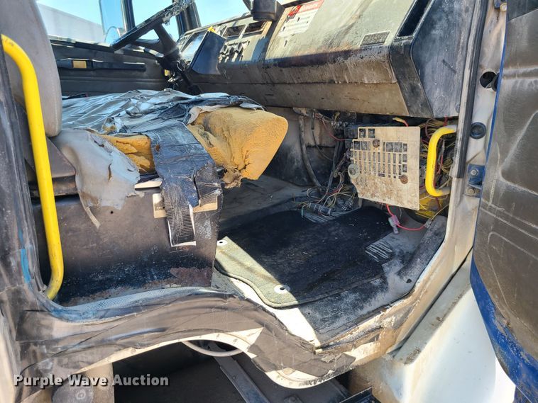 image for item MO9882 2002 Freightliner FL80  refuse truck