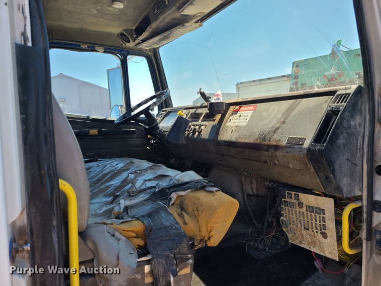 image for item MO9882 2002 Freightliner FL80  refuse truck