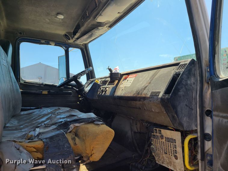 image for item MO9882 2002 Freightliner FL80  refuse truck