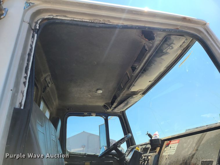 image for item MO9882 2002 Freightliner FL80  refuse truck