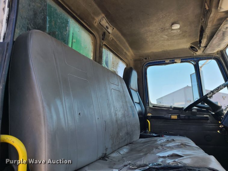 image for item MO9882 2002 Freightliner FL80  refuse truck