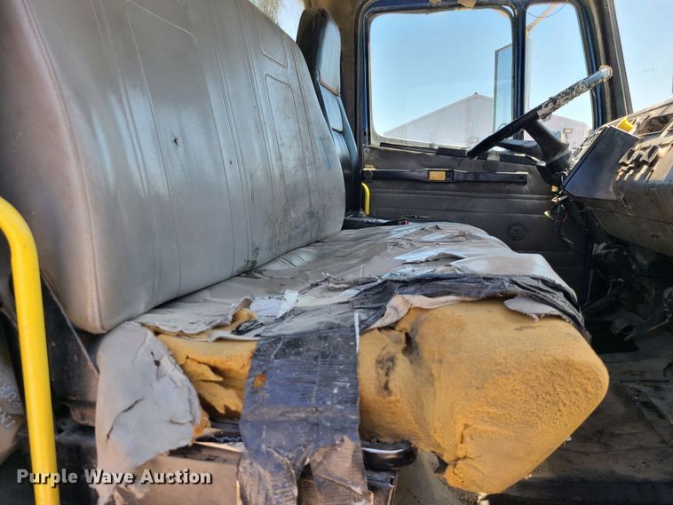 image for item MO9882 2002 Freightliner FL80  refuse truck