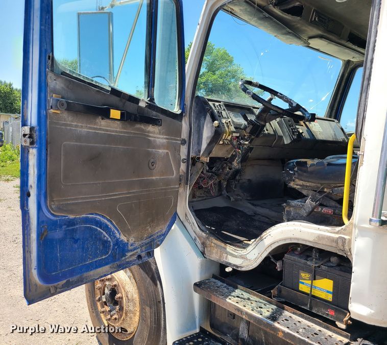 image for item MO9882 2002 Freightliner FL80  refuse truck