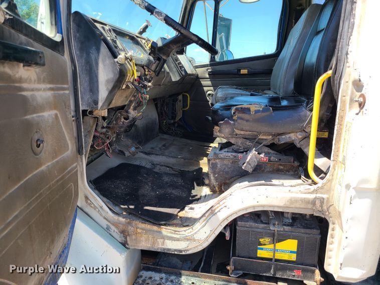 image for item MO9882 2002 Freightliner FL80  refuse truck