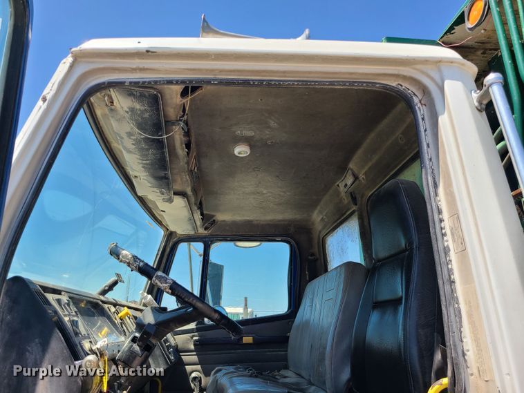 image for item MO9882 2002 Freightliner FL80  refuse truck