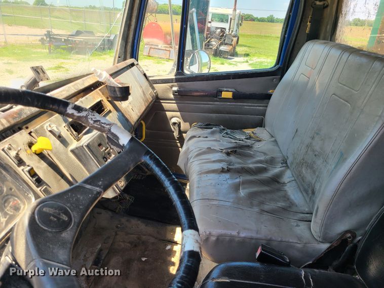 image for item MO9882 2002 Freightliner FL80  refuse truck