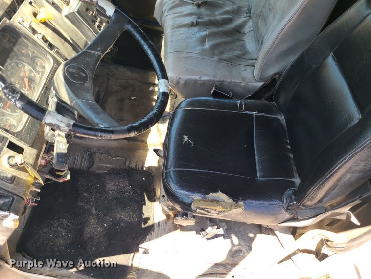 image for item MO9882 2002 Freightliner FL80  refuse truck