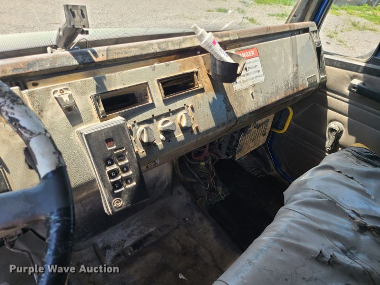 image for item MO9882 2002 Freightliner FL80  refuse truck