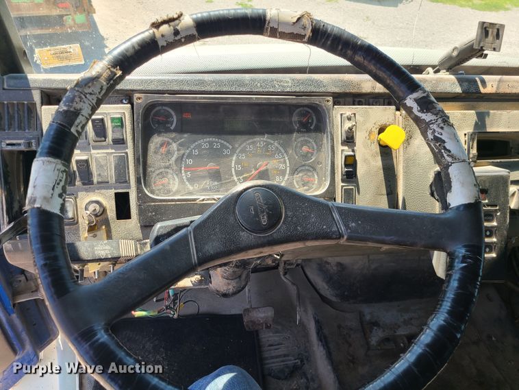 image for item MO9882 2002 Freightliner FL80  refuse truck