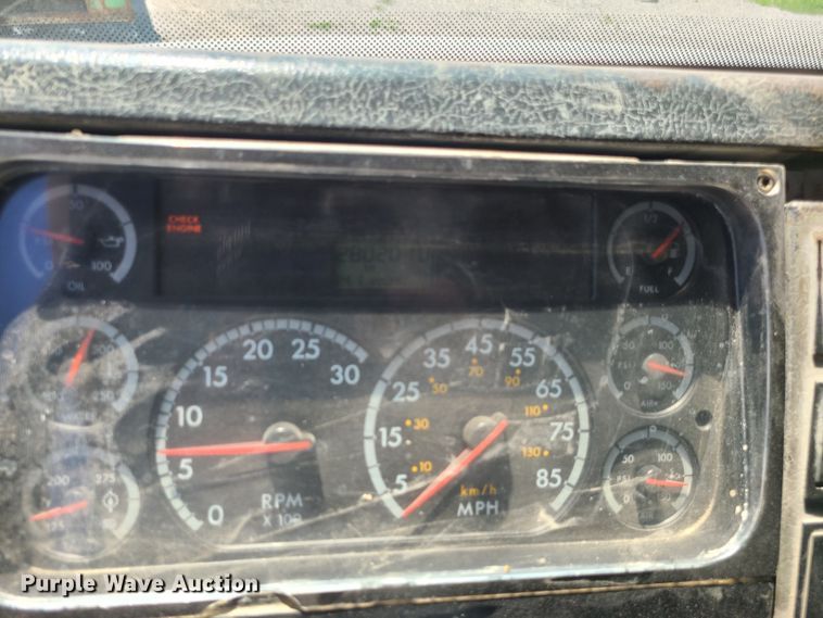 image for item MO9882 2002 Freightliner FL80  refuse truck