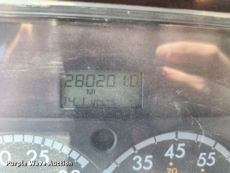 image for item MO9882 2002 Freightliner FL80  refuse truck