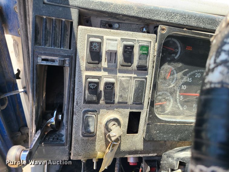 image for item MO9882 2002 Freightliner FL80  refuse truck