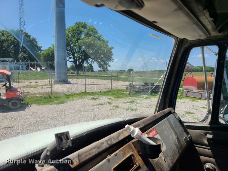 image for item MO9882 2002 Freightliner FL80  refuse truck