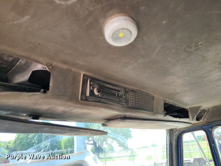 image for item MO9882 2002 Freightliner FL80  refuse truck