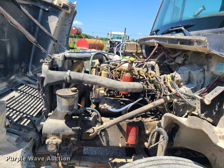 image for item MO9882 2002 Freightliner FL80  refuse truck