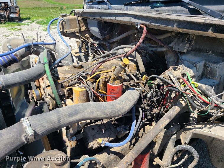 image for item MO9882 2002 Freightliner FL80  refuse truck