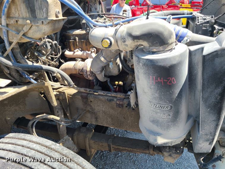 image for item MO9882 2002 Freightliner FL80  refuse truck