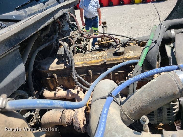 image for item MO9882 2002 Freightliner FL80  refuse truck