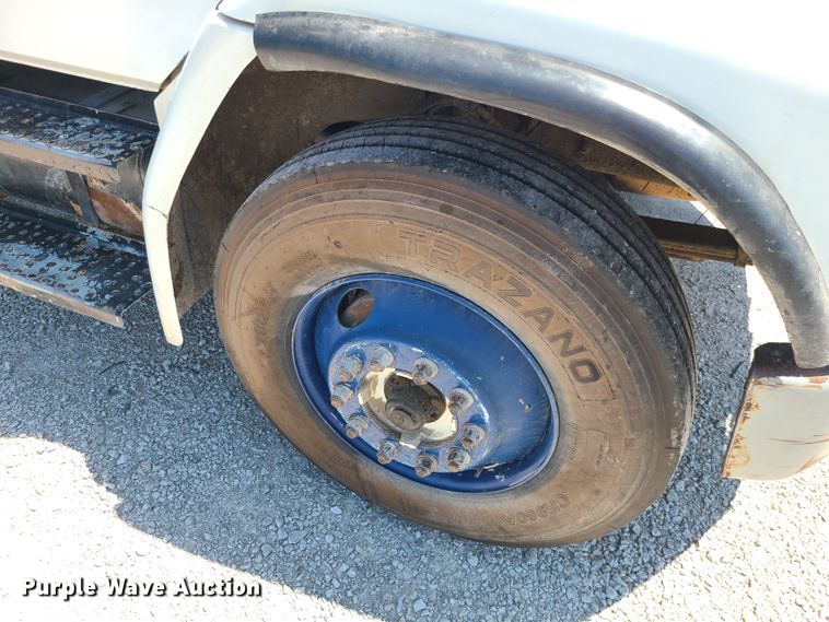 image for item MO9882 2002 Freightliner FL80  refuse truck