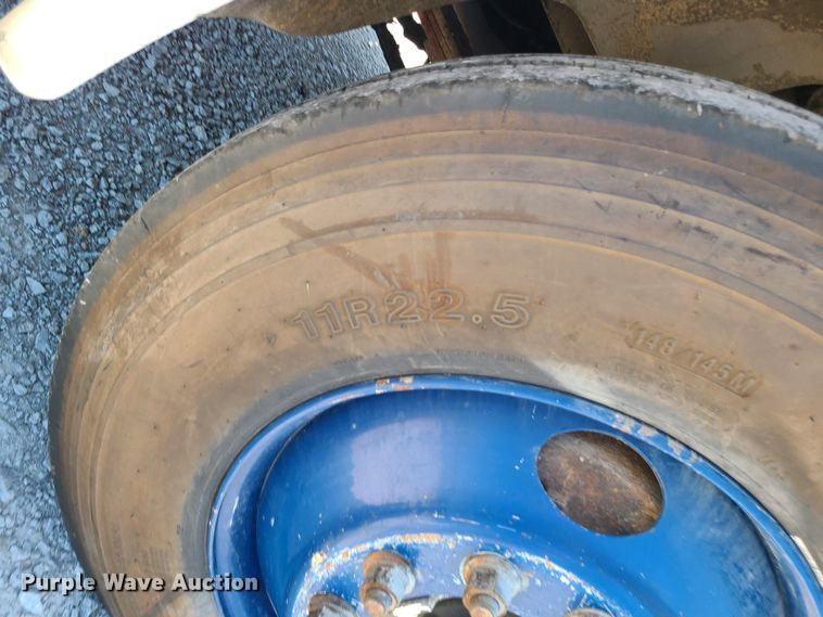 image for item MO9882 2002 Freightliner FL80  refuse truck