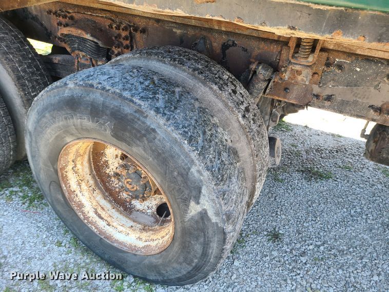 image for item MO9882 2002 Freightliner FL80  refuse truck