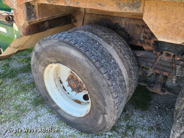 image for item MO9882 2002 Freightliner FL80  refuse truck