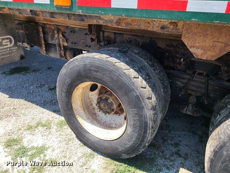 image for item MO9882 2002 Freightliner FL80  refuse truck