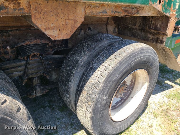 image for item MO9882 2002 Freightliner FL80  refuse truck