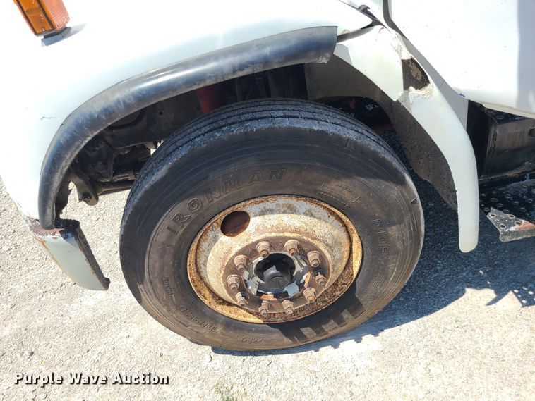 image for item MO9882 2002 Freightliner FL80  refuse truck